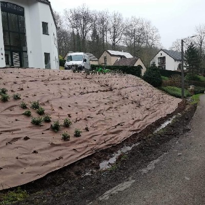 Aménagement d'un talus pour une devanture de maison en pente à Wépion