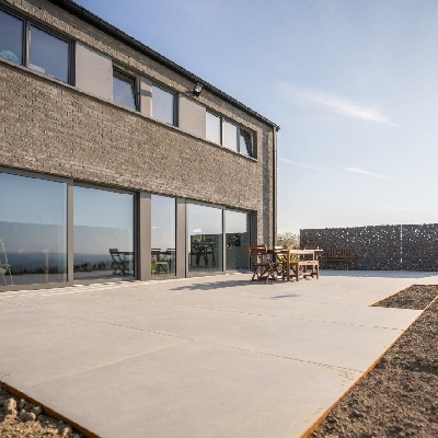 Réalisation d'une terrasse en grès cérame sur plots à Namur