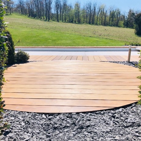 Réalisation et construction d'un caillebotis en bois autour de la piscine 