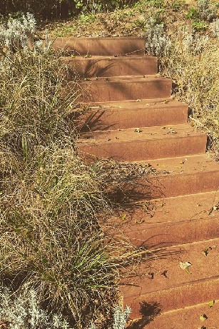 Réalisation d'un escalier en acier corten dans un jardin privé