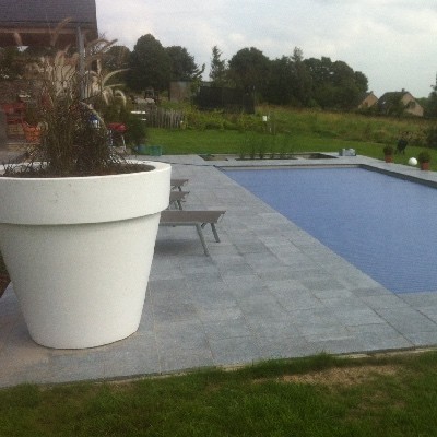 Aménagement des contours d'une piscine privée à Namur