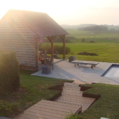 Aménagement des contours d'une piscine et construction d'un pool house