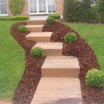 Construction et réalisation d'un escalier en bois menant à une piscine privée à Gesves