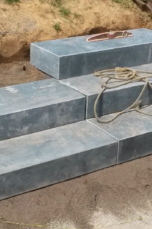 Construction d'un escalier extérieur en pierre bleue belge