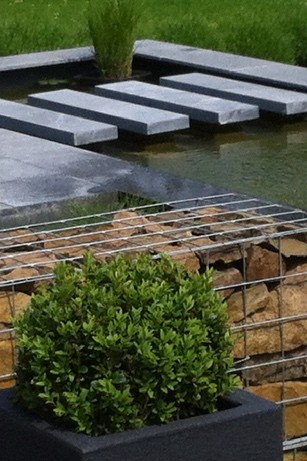 Réalisation d'une pièce d'eau avec des gabions et des pas japonais en méga-dalles