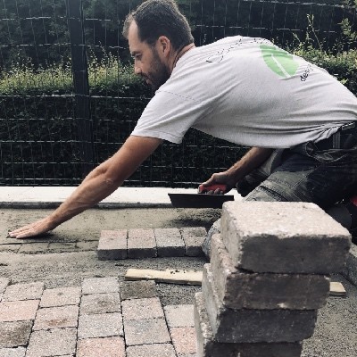 Rénovation d'une devanture de maison en pavés Marlux