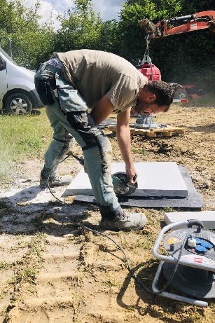 Réalisation et pose de margelles en mégadalles autour d'une piscine