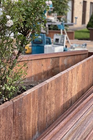 Aménagement d'une devanture de maison avec un palibord en bois azobe en soutien à Bouge