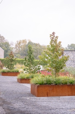 Aménagement d'une devanture avec des plantations dans des bacs en acier corten