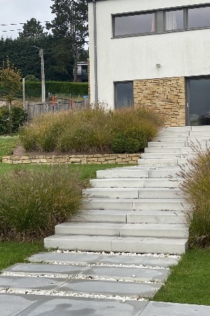 Aménagement d'escaliers avec des marches de mégadalles mégasmooth à Namur