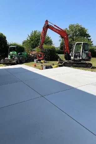 Aménagement d'une terrasse avec une pose de la grue à Corroy-le-Chateau