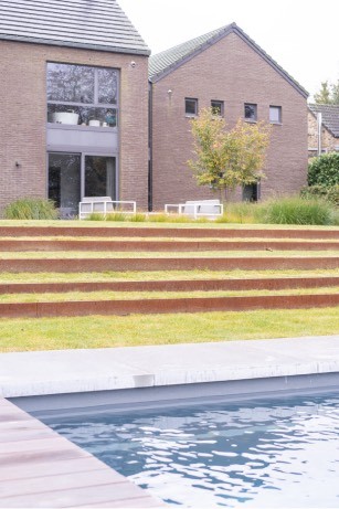 Aménagement d'une piscine avec des marches en acier corten à Huy