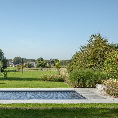 Aménagement d'un jardin avec la plantation d'arbres et de fleurs à Ohey