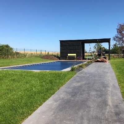 Aménagement d'une piscine en béton lissé à Profondeville