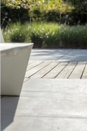 Terrasse avec une allée en IPE de bois exotique dans un jardin à Bois de Villers