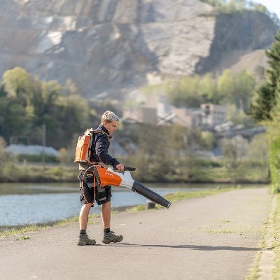 Entretien d'espaces verts avec souffleur dans une copropriété à Wanze