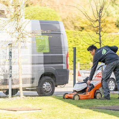 Entretien d'espaces verts chez une copropriété avec tondeuse à Gembloux