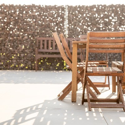 Aménagement d'une terrasse avec des gabions de pierres grises sur des dalles en béton à Maillen