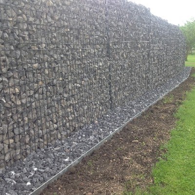 Terrasse avec gabions et aménagement occultant d'un jardin à Malonne