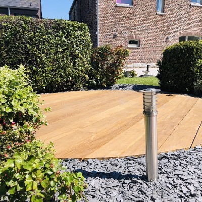 Chemin d'accès en IPE à la piscine sur terrasse et plantations d'arbustes dans un jardin à Faulx-les-Tombes