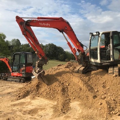 Aménagement extérieur d'une maison avec grues pour un terrassement à Emines 