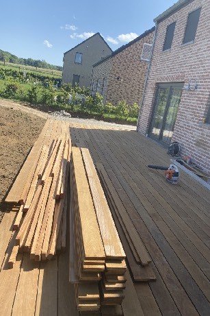 Travaux d'aménagement d'une terrasse en IPE à Erpent