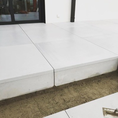 Aménagement d'une terrasse en mégadalles en béton Stone&Style Grey velvet à Durnal