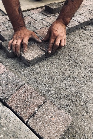 Pose de pavés Marlux à la main à Louvain-la-Neuve