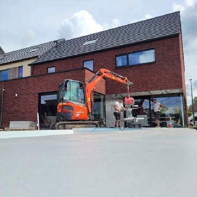 Aménagement d'une terrasse en mégadalles avec grues à Bouge